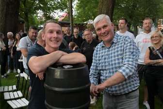 Parkfest: In Wildenfels gibt es das Bier zum Fest - Beim Bierfass-Anstich mit Härtensdorfer Bier – im Bild Braumeister Martin Schulze (l.) und Bürgermeister Tino Kögler.