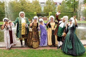 Parkfest Lichtenwalde: Selbst Puder taugt als Sonnencreme - Barockfest im Schlosspark Lichtenwalde: Für ein Wochenende herrscht höfisches Treiben auf dem Lande. Auch Reichsherren sind vor Ort.