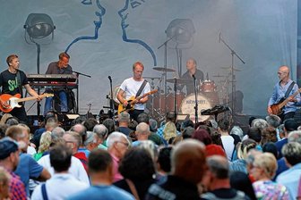 Parkfest mit Keimzeit-Konzert: Meeraner haben das Feiern nicht verlernt - Die Band Keimzeit mit Sänger Norbert Leisegang sorgte am Samstag für einen vollen Stadtpark in Meerane.