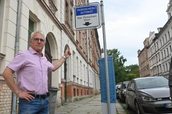 Parkgebühren in Chemnitz: Betroffene verabschieden sich aus Stadtzentrum - Malermeister Thomas Wagner an einem der neu installierten Parkautomaten im Viertel am Schauspielhaus. Das bislang kostenfreie Parken soll auch dort demnächst nicht mehr möglich sein. 