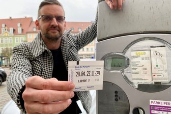 15 Minuten - so lange kann Sebastian Gogol, Mitarbeiter der "Freien Presse", derzeit auf dem Markt in Mittweida parken, wenn er ein kostenfreies Ticket über die Brötchentaste am Automaten zieht. Das soll sich ändern.