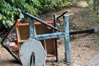 Parkgestaltung von Randalierern demoliert - Keine fünf Tage stand das neu gestaltete Insektenhotel auf dem Schwarzenberger Ottenstein, ehe es mutwillig beschädigt wurde.