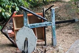 Parkgestaltung von Randalierern demoliert - Keine fünf Tage stand das neu gestaltete Insektenhotel auf dem Schwarzenberger Ottenstein, ehe es mutwillig beschädigt wurde.