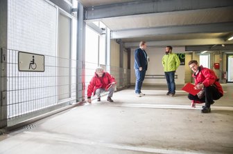 Parkhäuser in Annaberg-Buchholzer Innenstadt bestehen Test zur Barrierefreiheit - 3,5 Meter breit und 5 Meter lang müssen Behindertenparkplatz sein. In Annaberg wurden das erfüllt. Im Bild: Christoph Beck und Falk Hoffmann vom ACE (vorn v. l.) und Awo-Geschäftsführer Jens Gundermann und Sascha Simm von den Stadtwerken (hinten v. l.) 