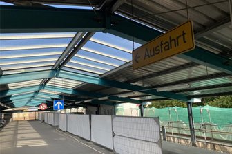 Parkhaus Reichenbach: Lärmpegel sinkt nach Schutzmaßnahmen - Parkhaus Marienstraße in Reichenbach. Hinter diesen Schutzwänden ist die Wasserstrahlmaschine im Einsatz.