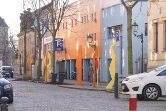 Parkhaus-Unfall in Innenstadt von Zwickau mit drei Schwerverletzten: Nach Problemen mit dem Ticket an der Schranke kommt es zum Crash - An einer Parkhaus-Schranke an der Georgenstraße in Zwickau hat ein 86-Jähriger versehentlich auf das Gaspedal getreten.