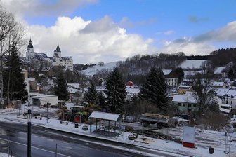 Parkhausbau in Schwarzenberg: Ab Montag Ampeln auf Erlaer Straße - Auf dem ehemaligen Forstparkplatz und am Hang dahinter entsteht bis Jahresende 2022 ein Parkhaus. Die Vorbereitungen haben begonnen. Ab 24. Januar ist die Erlaer Straße (vorn) wegen der Baustelle halbseitig gesperrt.