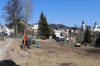 Parkhausbau vor Schwarzenberger Altstadt-Panorama: Bagger fressen sich in den Hang -