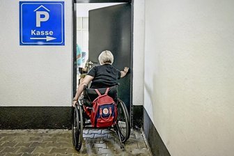 Parkplätze in Sachsen oft nicht barrierefrei - Barrierefrei meint nicht nur das Fehlen von Treppen oder Stufen. Auch schwer zu öffnende Brandschutztüren sind ein Problem.