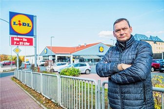 Parkplätz-Ärger bei Lidl in Aue geht in die nächste Runde - André Harzer steht vor dem Lidl-Parkplatz in Aue: Trotz Einhaltung der Parkzeit sollte er eine Strafe bezahlen.