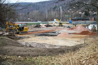 Parkplätze für FCE-Fans am Erzgebirgsstadion in Aue entfallen - Polizei warnt Verkehrsrowdys - Bagger graben auf der Baustelle nahe des Auer Fußballstadions. Auf der Freifläche, die FCE-Fans bislang als Parkplatz nutzten, lässt die Volksbank Chemnitz jetzt eine neue Bankfiliale errichten.
