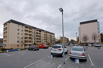 Parkplätze im Oberlungwitzer Wohngebiet sind begehrt, aber Lademöglichkeiten sind noch Ladenhüter - Der neue Parkplatz an der Robert-Koch-Straße in Oberlungwitz.