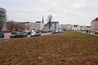 Parkplätze in Crimmitschau: Theaterbesucher müssen auf die Suche gehen - Die Abrissfläche an der Leipziger Straße und Jahnstraße in Crimmitschau wird voraussichtlich ab August zum zentrumsnahen Parkplatz umgebaut. Dann können die Gäste des Theaters, das nur einen Steinwurf entfernt ist, ihr Auto dort abstellen. 