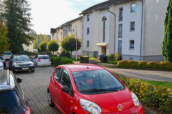 Parkplätze in Ottendorf bald kostenpflichtig: Was Mieter jetzt wissen müssen - Mehrfamilienhäuser und Parkplätze am Sportplatz in Ottendorf.