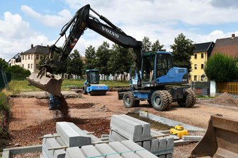 Parkplätze in Rochlitz: So geht es am Stadtbad weiter - Den Parkplatz am Stadtbad Rochlitz baut die Firma Manfred Wolff GmbH aus Milkau.
