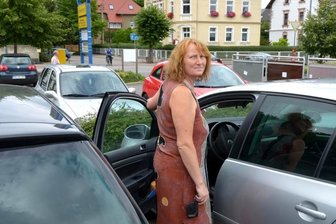 Parkplätze sind zu eng für dicke Autos - Ulrike Krakau hat auf dem Parkplatz am Rochlitzer Mulde-Center keine Probleme, in ihren Golf einzusteigen. Doch vor allem in Parkhäusern sollten die Stellflächen größer sein, sagt sie.
