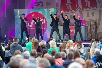 Parkplätze, Sperrungen und Nahverkehr: Tipps für alle, die zum Bergstadtfest nach Freiberg kommen wollen - Beim Freiberger Bergstadtfest vor einem Jahr gehörte der Untermarkt mit der Bühne noch dazu.
