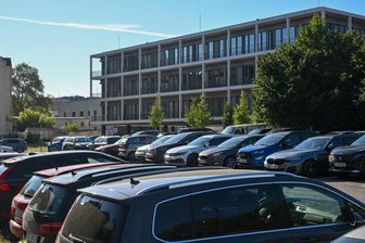 Parkplatz-Ärger und volle Busse auf Chemnitzer Schulweg: „Ein absolutes Unding“ - Keine Lücke frei: Öffentlicher Parkplatz vor der Schule am Hartmannplatz.