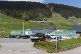 Parkplatz am Fichtelberg: Das ändert sich auf dem Areal neben der Eisbahn - Bislang wurde der Parkplatz nahe dem Haupthang in Oberwiesenthal von der Stadt bewirtschaftet. Das ändert sich.