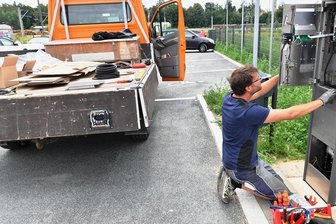 Parkplatz am Freiberger Bahnhof: Ideenlos oder clever? - Ab August soll auf dem neuen Parkplatz am Freiberger Bahnhof kassiert werden. Silvio Kowalczewski vom Tiefbauamt der Stadt Freiberg hat am Donnerstag einen Parkscheinautomaten angeschlossen. 30 Minuten kosten dann 50 Cent, 3 Stunden 1 Euro, 12 Stunden 2,50 Euro und 24 Stunden 4,40 Euro.