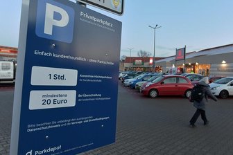 Parkplatz am Freiberger Fachmarktzentrum am Bahnhof: Prozedere wirft Fragen auf - Der Kundenparkplatz am Fachmarktzentrum an der Annaberger Straße in Freiberg wird jetzt neu bewirtschaftet. Darauf weisen mehrere Schilder hin.