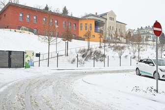 Parkplatz am Oelsnitzer „Sperkennest“: Wann kommt mehr Licht ins Dunkel? - Wann wird es auf dem Parkplatz an der Kita Sperkennest in Oelsnitz endlich hell?