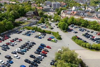 Parkplatz an der Festhalle in Plauen soll kostenpflichtig werden: Warum der Helios-Chef dagegen ist - Der Parkplatz an der Plauener Festhalle aus der Vogelperspektive: Wird das Abstellen von Autos dort bald kostenpflichtig?