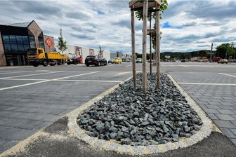 Parkplatz-Asphaltwüsten und Schottergärten in Chemnitz vor dem Aus? - Auf dem Parkplatz des Einkaufszentrums ACC in Chemnitz gibt es kaum noch Grün. Künftig soll eine solche Gestaltung nicht mehr erlaubt sein.