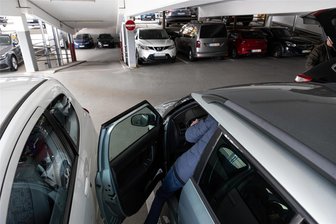 Parkplatz-Check im Erzgebirge: Dicke Autos, schmale Lücken - Beengt: Im Parkhaus Therme Miriquidi ist mit einem größeren Auto beim Aussteigen Vorsicht geboten.
