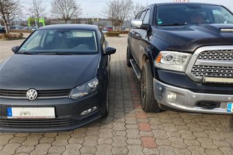 Parkplatz-Check in Chemnitz: Ist das Auto zu breit oder der Stellplatz zu schmal? - Manche Autos sind so breit, dass das Parken daneben nur funktioniert, wenn das eigene Auto am anderen Rand der Markierung steht. So auch in diesem Fall. Der Dodge Ram 1500 misst mit Spiegeln satte 2,47 Meter in der Breite.