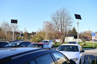 Parkplatz Mühlgraben: Penig testet nächtliche Beleuchtung ohne Stromleitungen - Am Parkplatz Mühlgraben in Penig wurden vier moderne Solarleuchten aufgebaut.