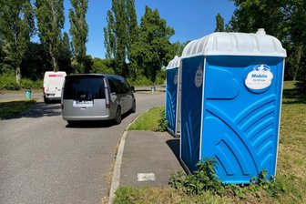 Parkplatz nahe dem Zwickauer VW-Werk: Toilettenhäuschen erfordern mehr als zehn Jahre Planung - Einige Autofahrer nutzen sie, andere ziehen die Natur als Toilette vor: Dixiklos auf dem Rastplatz an der B 93.