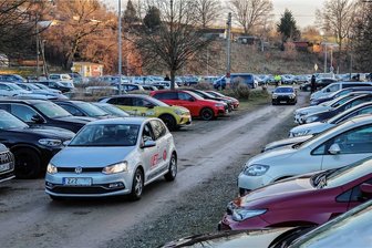 Parkplatz-Not am Sahnpark in Crimmitschau: Welche Alternativen gibt es für Eispiraten-Fans? - Der Parkplatz im Kühgrund in Crimmitschau. Auf den beiden Seiten der Zeitzer Straße gibt es rund 400 Stellplätze.