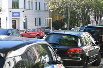 Parkplatz-Not auf Chemnitzer Kaßberg: Suche nach Feierabend-Stellplatz bleibt Privatsache - Alltag auf dem Kaßberg in Chemnitz: Viele Anwohner, wenig Stellplätze.