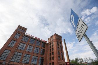 Parkplatz-Not in der Alten Baumwolle in Flöha: Jetzt meldet sich der Investor - Mit der wachsenden Anzahl von Wohnungen, dem neuen Rathaus und Eltern, die ihre Kinder bringen oder abholen wächst der Parkplatzbedarf auf dem Gelände der Alten Baumwolle. Mit dem Parkraumkonzept wird aber nicht jeder Wunsch erfüllt.