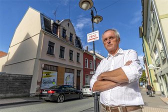 Parkplatz oder Biergarten? Zoff um Hausabriss in Auerbach - Ein Biergarten in einer Alkohol-Verbotszone: Das findet Sven Böhm verwerflich. Deshalb möchte er den Abriss des Hauses Hainstraße 5 (auf dem Foto links) am liebsten verhindern. Denn auf diesem Areal will ein Gastronom den Biergarten errichten.