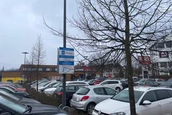 Parkplatz-Überwachung an Chemnitzer Supermärkten: Wo braucht man eine Parkuhr und wo nicht? - Bei Fair-Parken-Schildern auf dem gut frequentierten Parkplatz am Rewe in Rabenstein wird auf die Park-Uhr-Pflicht hingewiesen.