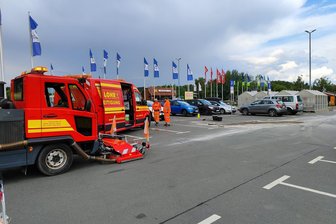 Parkplatz von Einkaufszentrum im Vogtland bleibt teilweise gesperrt - Einsatz im Elsterpark: Am Freitag mussten große Mengen Betriebsmittel beseitigt werden.