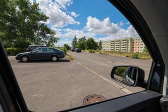 Parkplatz-Zoff in Meerane: Kleingärtner wehren sich gegen Rathaus-Pläne - Auf dem Parkplatz am Höhenweg in Meerane stehen 60 Stellplätze zur Verfügung. Sie sollen nach der Entsiegelung der Fläche im nächsten Jahr wegfallen.