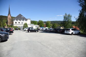 Parkplatzbau im Zentrum von Bad Elster kann beginnen - Der unbefestigte Parkplatz an der Hagerstraße in Bad Elster wird in diesem Jahr ausgebaut.