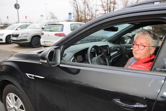 Parkplatzchaos am Heinrich-Braun-Klinikum in Zwickau: „Das sind keine Zustände“ - Parkchaos am HBK: Andrea Haller ist genervt. Am Mittwoch suchte sie 20 Minuten nach einem Parkplatz.