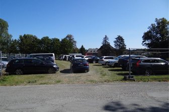 Parkplatzchaos an der Vogtlandhalle in Oelsnitz: Stadt macht überraschende Ansage - So sah es am Samstag bei Wettkämpfen und Fußballspielen auf dem Schützenhaus-Areal aus: Parken ist dann offiziell gestattet.