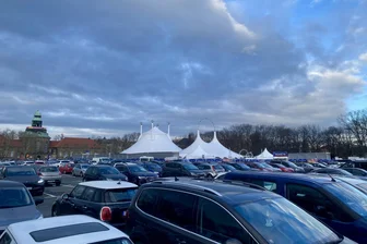 Parkplatzchaos in Zwickau: Tipps, wo man zum Weihnachtsmarktbesuch günstig stehen kann - Der Platz der Völkerfreundschaft ist rappelvoll. Wer Glück hat, findet hier einen Parkplatz.