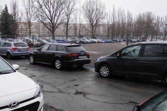 Parkplatznot am Stadion: Oelsnitzer ärgern sich über gesperrtes Schützenhausgelände - Parken entlang des Bauzauns: Die Fläche des früheren Schützenhauses ist abgesperrt, dabei würde sie dringend gebraucht. 