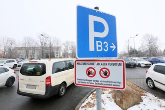 Parkplatznot am Zwickauer Heinrich-Braun-Klinikum: 290 neue Stellplätze – aber kostenfreies Parken ist bald vorbei - Ein typisches Bild auf den Parkplätzen am HBK: Alle Stellflächen sind belegt.
