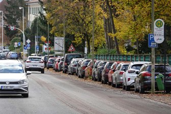 Parkplatznot am Zwickauer Klinikum: Braucht es ein Parkhaus? - Wohl dem, der einen erwischt hat: Auf der Karl-Keil-Straße am Zwickauer Klinikum sind keine freien Parkplätze mehr zu finden.