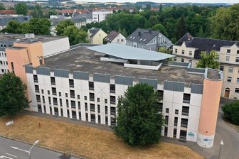 Parkplatznot an der "Neuen Welt" in Zwickau: Ist dieses Gebäude die Lösung? - Auf dem Foto, das von einer Drohne aufgenommen wurde, ist es gut zu erkennen: Die allermeisten Stellflächen im Parkhaus an der Ecke Pölbitzer/Brückenstraße sind verwaist.