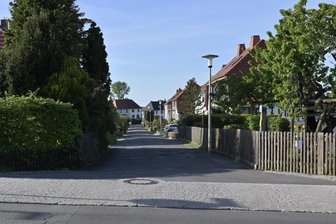 Parkplatznot in Zwickau-Weißenborn: Mieter sind unzufrieden - Die Straßen im Wohnpark Lilienweg sind schmal. Für Stellplätze am Straßenrand fehlt der Platz.