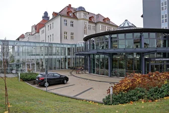 Parkplatzproblem am Glauchauer Krankenhaus: Mann mit Behinderung blitzt mit Vorschlag ab - Die drei Behinderten-Parkplätze an der Rotunde des Glauchauer Krankenhaus dürfen nur für 15 Minuten genutzt werden.