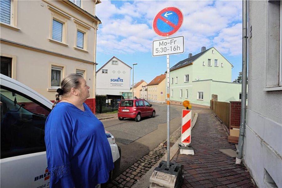 Parkproblem in Zwickau-Planitz: Rathaus scheitert an banaler Frage - Anwohnerin Sybille Henska will erreichen, dass die Stadt die Parkverbotsschilder auf der Jacob-Leupold-Straße entfernt. 